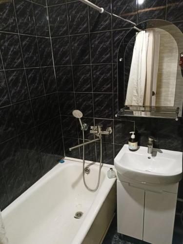 e bagno con lavandino, servizi igienici e vasca. di Apartment Chernihivska 13 a Shostka