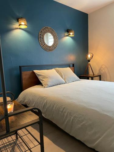 1 dormitorio con cama blanca y espejo en Maison Coconing à Pacy sur Eure, en Pacy-sur-Eure