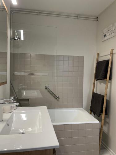 y baño con bañera blanca y lavamanos. en Maison Coconing à Pacy sur Eure, en Pacy-sur-Eure