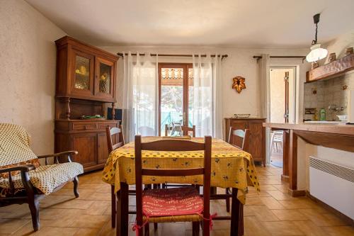 une cuisine avec une table et un chiffon de table jaune dans l'établissement Appartement Lei Jas, à Sainte-Maxime