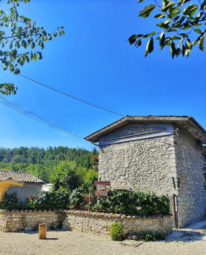 un bâtiment en pierre situé en face d'une maison dans l'établissement Casale dei ricordi, à Arce