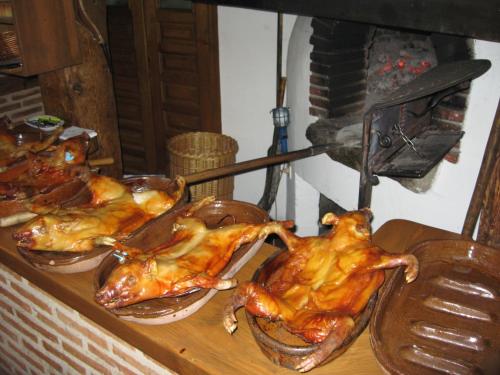 a group of chickens on a table next to an oven at Posada el Zaguan in Turégano