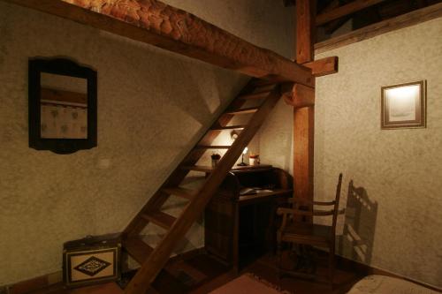a wooden staircase in a room with a stair case at Posada el Zaguan in Turégano
