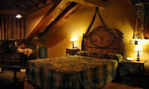 a bedroom with a large bed in a room at Posada el Zaguan in Turégano