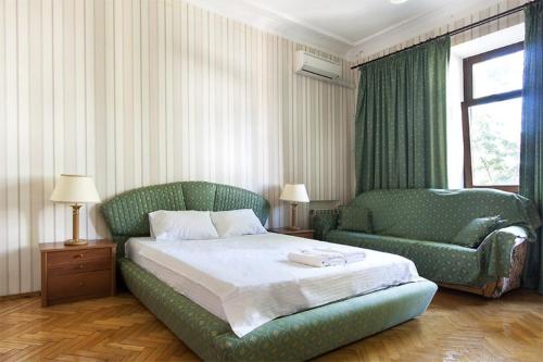 - une chambre avec un lit, un canapé et une chaise dans l'établissement Centre 911 flat, à Kiev