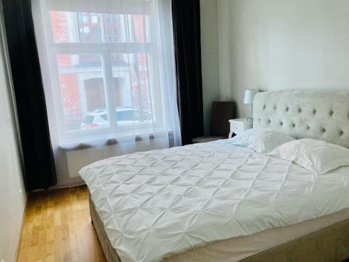 Melorell apartment في بارنو: غرفة نوم مع سرير أبيض كبير مع نافذة