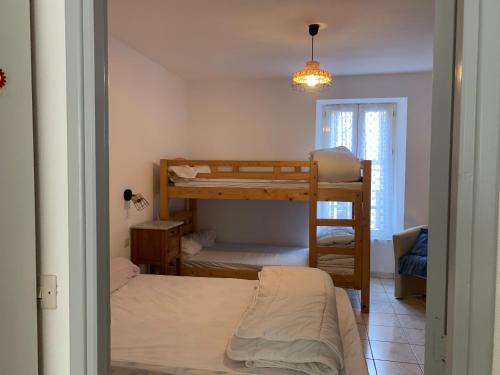 une chambre avec deux lits superposés et une fenêtre dans l'établissement Villa Marianne, à La Bourboule