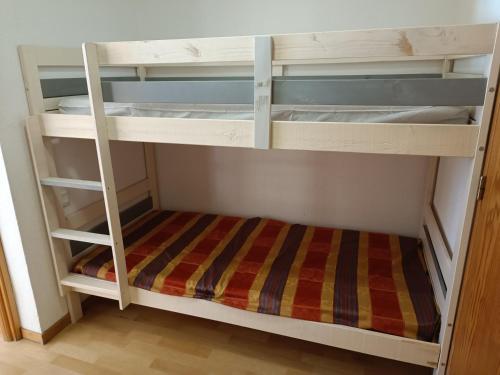 Dviaukštė lova arba lovos apgyvendinimo įstaigoje Bel Appartement en résidence avec piscines