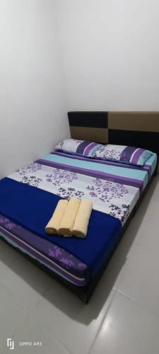 ein Bett mit zwei Kissen darüber in der Unterkunft AdisIndah Homestay in Kuala Terengganu