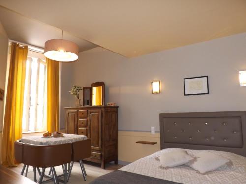 フージェールにあるHOTEL particulier LARIBOISIEREのベッドルーム1室(ベッド1台、テーブル、窓付)