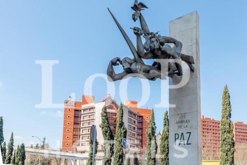 una estatua frente a un edificio con edificios en el fondo en LooP America, en Madrid