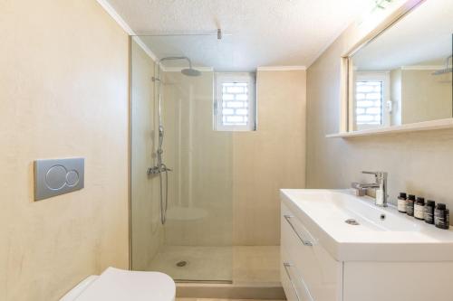 y baño con ducha, aseo y lavamanos. en Outstanding 2BR Apartment in Cholargos by UPSTREET en Athens