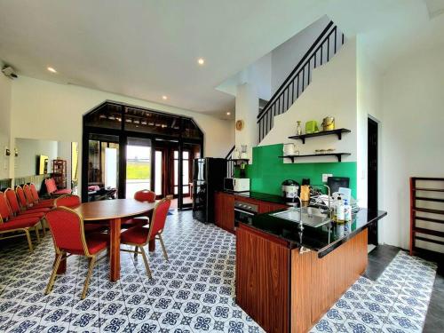 een keuken en eetkamer met een tafel en stoelen bij Delightful Romantic 4-BR Villa in Hội An