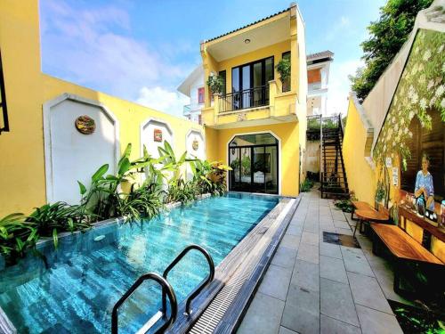 een zwembad op de binnenplaats van een huis bij Delightful Romantic 4-BR Villa in Hội An