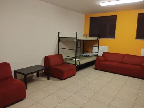 uma sala de espera com duas cadeiras vermelhas e uma prateleira em Centro Hostel em Vilnius