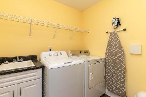 uma lavandaria com uma máquina de lavar roupa e um lavatório em Spacious Penthouse Ocean Front 7 BR Condo - Ambassador Villas Unit 401 em Myrtle Beach