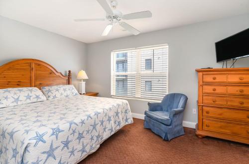 A bed or beds in a room at Spacious Penthouse Ocean Front 7 BR Condo - Ambassador Villas Unit 401