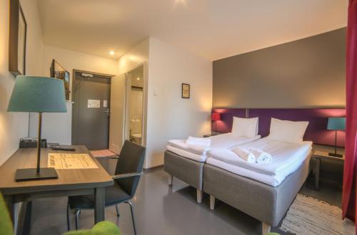 Ένα ή περισσότερα κρεβάτια σε δωμάτιο στο Hotelli HiljaHelena