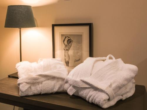 Un pat sau paturi într-o cameră la Hotelli HiljaHelena