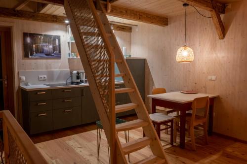 eine Küche mit einer Leiter und einem Tisch in einem Zimmer in der Unterkunft Servus Almtal in Scharnstein