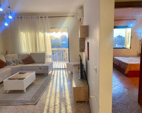 sala de estar con sofá y cama en RTSH Apartment, en Tirana