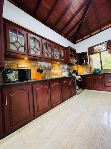 Una cocina o zona de cocina en sunset villa