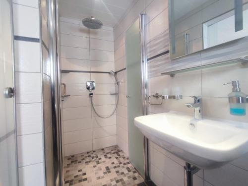 a bathroom with a sink and a shower at Gästehaus im Alten Fährhaus in Cochem