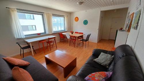 een woonkamer met een bank en een tafel bij Tromso Coco Apartments in Center in Tromsø