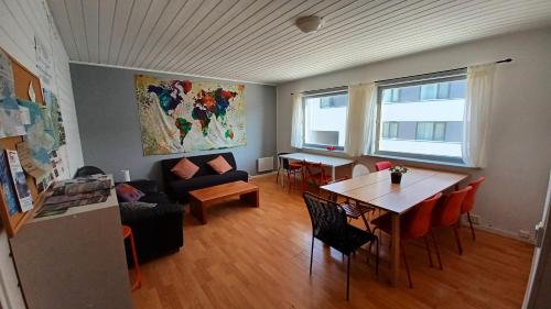 sala de estar con mesa y sofá en Tromso Coco Apartments in Center, en Tromsø