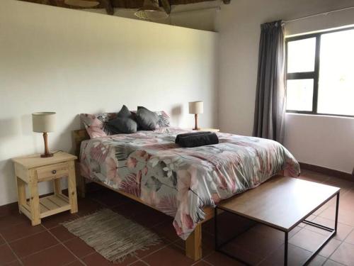 - une chambre avec un lit, une table et une fenêtre dans l'établissement The Rondavel @ Foundation Lodge, à Sodwana Bay