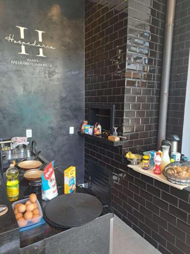 Una cocina con una encimera con comida encima. en Hospedaria da Barra BC, en Balneário Camboriú