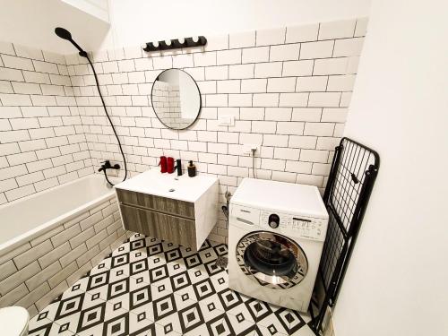 Phòng tắm tại Urban Retreat: Industrial Chic 1BR Ap - Heart of Bucharest