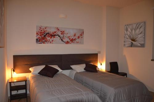 two beds in a hotel room with two beds sidx sidx sidx at Ferriera 8 in Novi Ligure