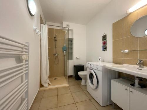 Kúpeľňa v ubytovaní Appartement tout confort 2-4 pers 500 m de la plage avec piscine et wifi