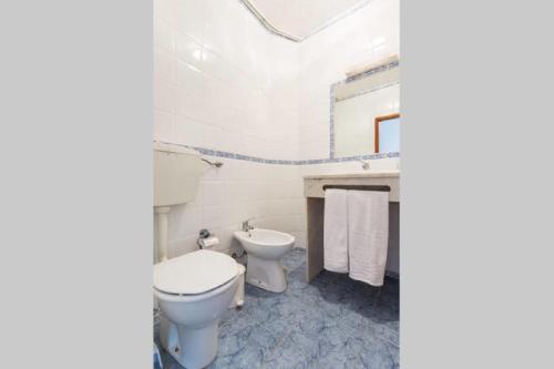 Bilik mandi di Residencial Capri by Umbral
