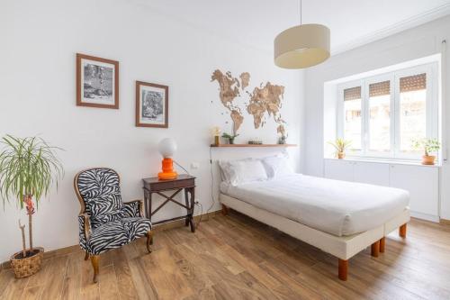 ein weißes Schlafzimmer mit einem Bett und einem Stuhl in der Unterkunft HospitalityRome Casa Veronica in Rom