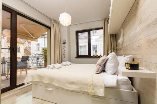 A bed or beds in a room at Luxury Central Apartment
