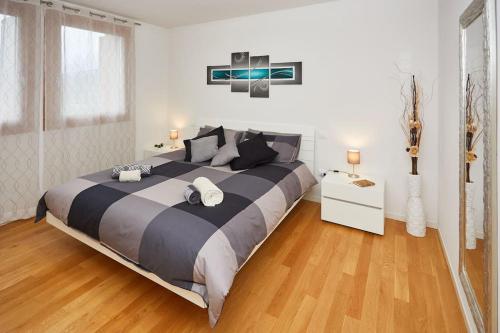 1 dormitorio con 1 cama grande en una habitación blanca en Center Aviano Comfort Suite FREE PARKING WIFI, en Aviano