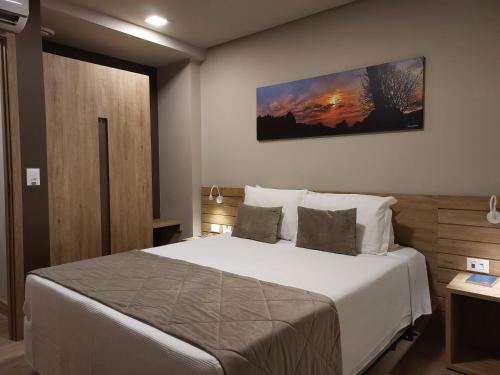 Golden Gramado Resort في غرامادو: غرفة نوم بسرير كبير في غرفة
