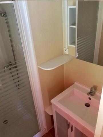 a bathroom with a sink and a shower at Camping de Pujol - Chalets - Argeles sur Mer - Lotus - 6P in Argelès-sur-Mer