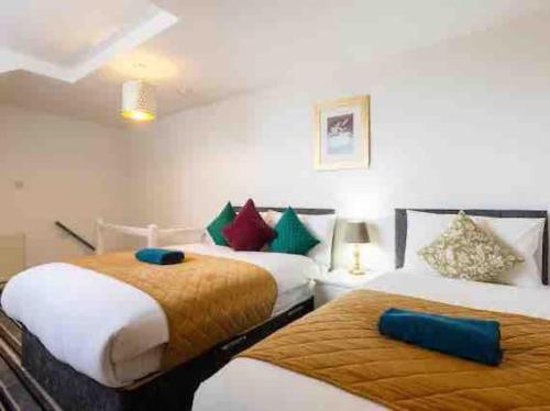 pokój hotelowy z 2 łóżkami w pokoju w obiekcie Luxury 2 Bedroom Home w mieście Leeds