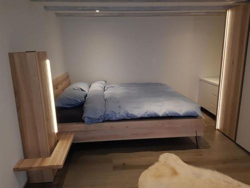 1 dormitorio con 1 cama con espejo. en 47 qm- Suite mit grosszügiger Terrasse, en Oberterzen