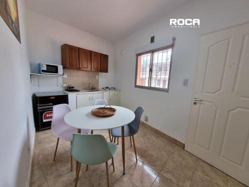 Lindo departamento en planta baja en Jujuy في سان سلفادور دي خوخوي: مطبخ مع طاولة وكراسي في غرفة