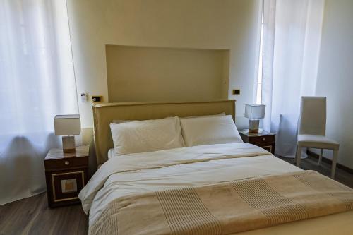 - une chambre avec un grand lit, 2 tables et 2 lampes dans l'établissement Juliet Deluxe Apartment, à Vérone