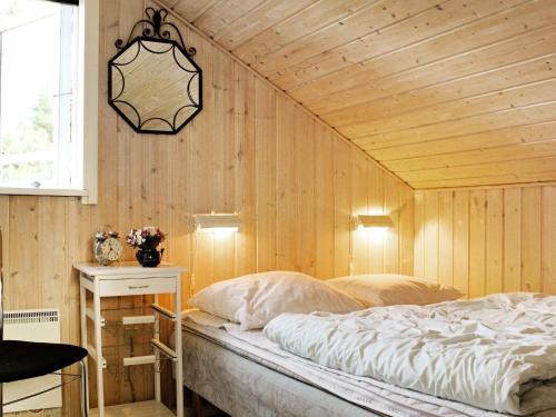 ブラーバンドにあるTwo-Bedroom Holiday home in Blåvand 24の木製の壁のドミトリールームのベッド1台分です。