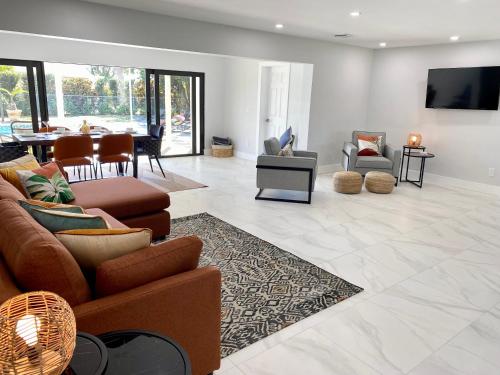 sala de estar con sofá, sillas y TV en El Dorado Pool House, en Cabo Coral
