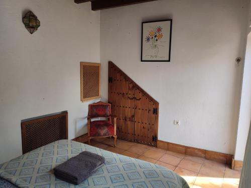 1 dormitorio con 1 cama y 1 silla en Fery & Nico, en Granada