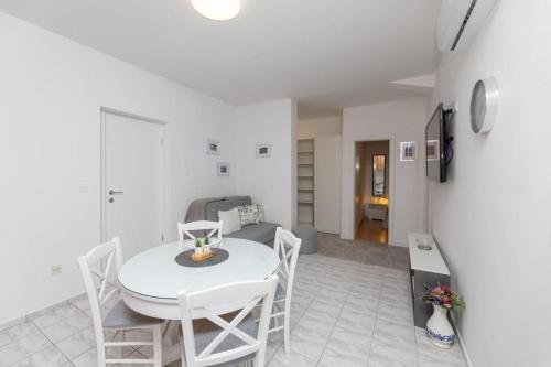 Apartment in Supetar with terrace, air conditioning, W-LAN 3553-4