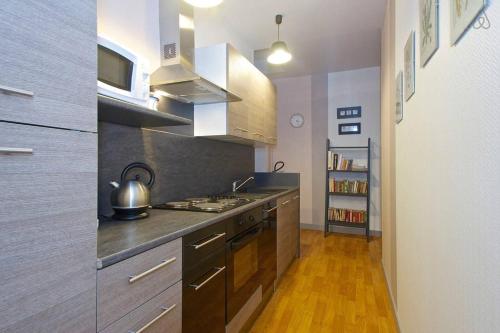 una cucina con bollitore per tè sul piano cottura di HOTEL particulier LARIBOISIERE a Fougères