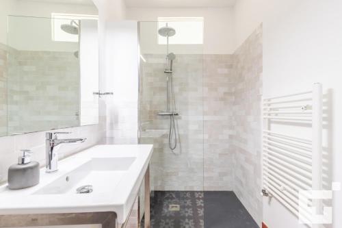 y baño blanco con lavabo y ducha. en Finca La Naya - Grupo Turis, en Teulada